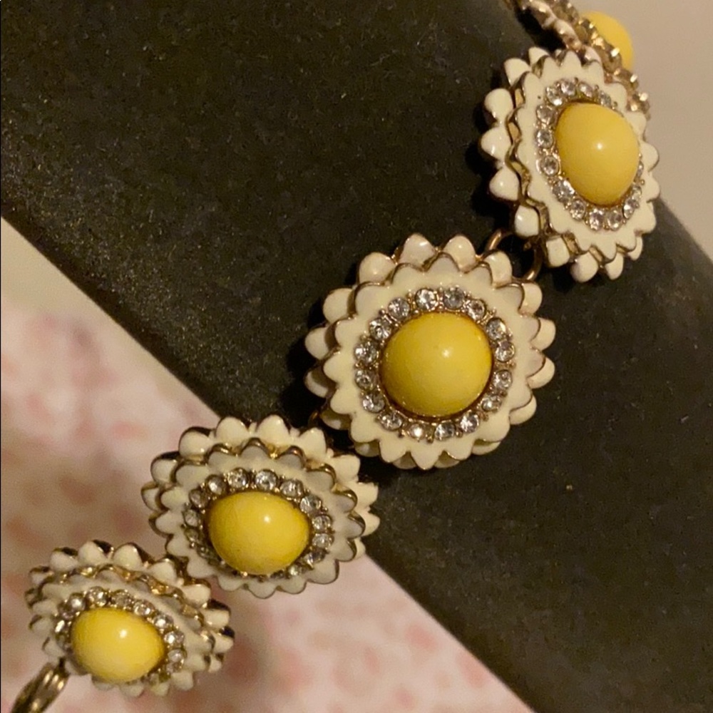 Cute flower bling bracelet